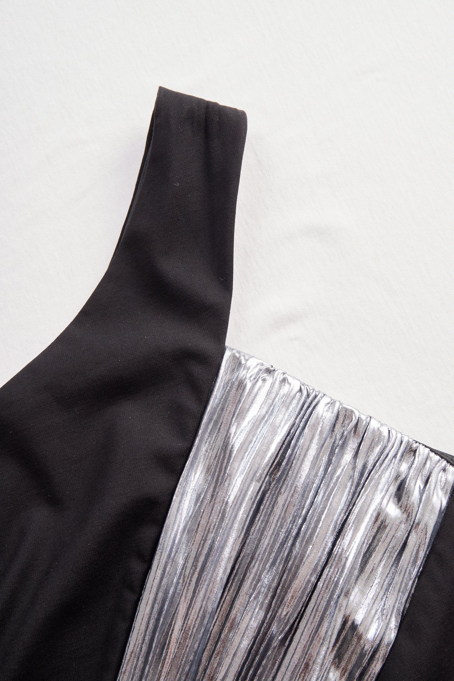 Elegantna enobarvna obleka na eno ramo s prijetnimi kovinskimi detajli 