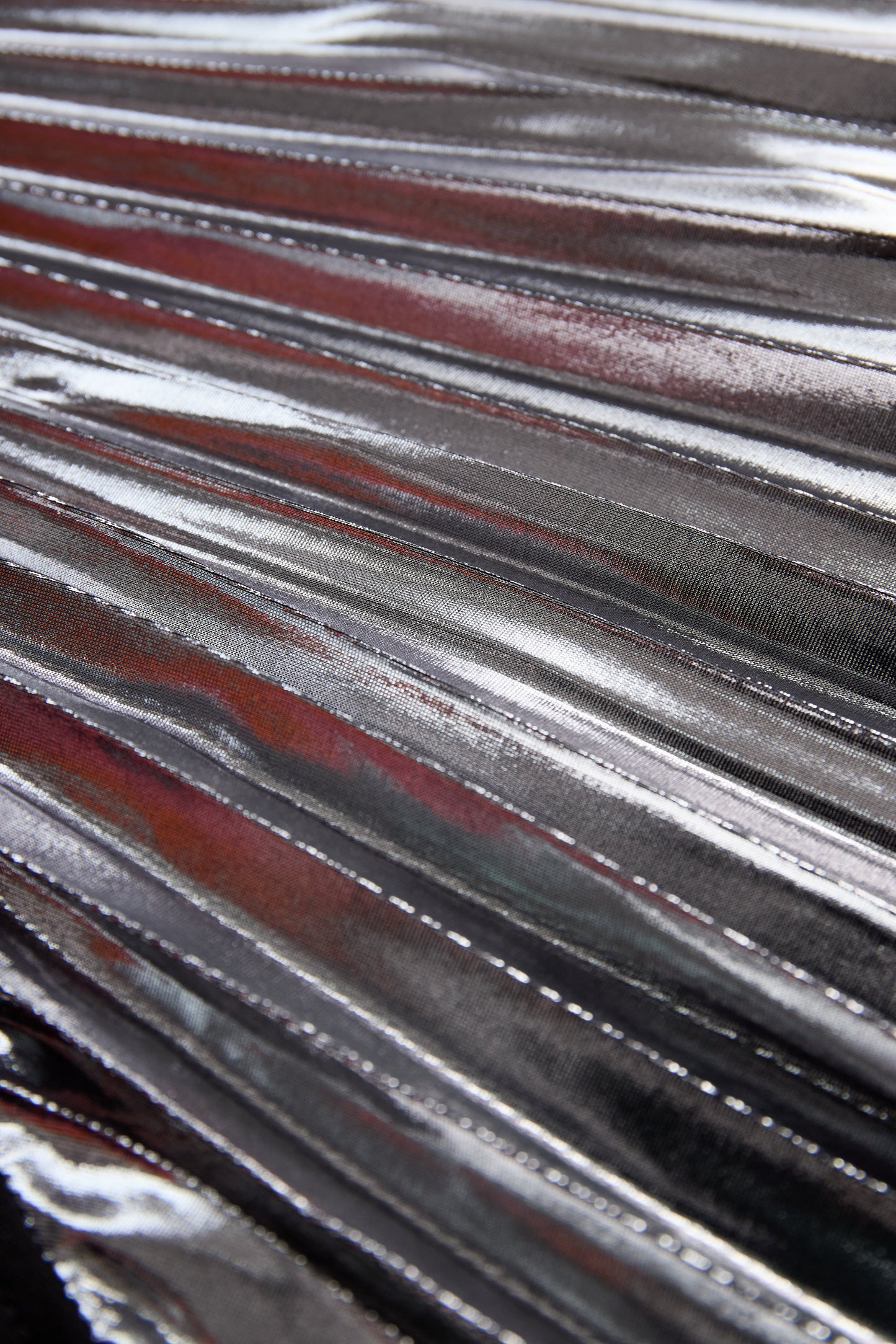 Elegantna enobarvna obleka na eno ramo s prijetnimi kovinskimi detajli 