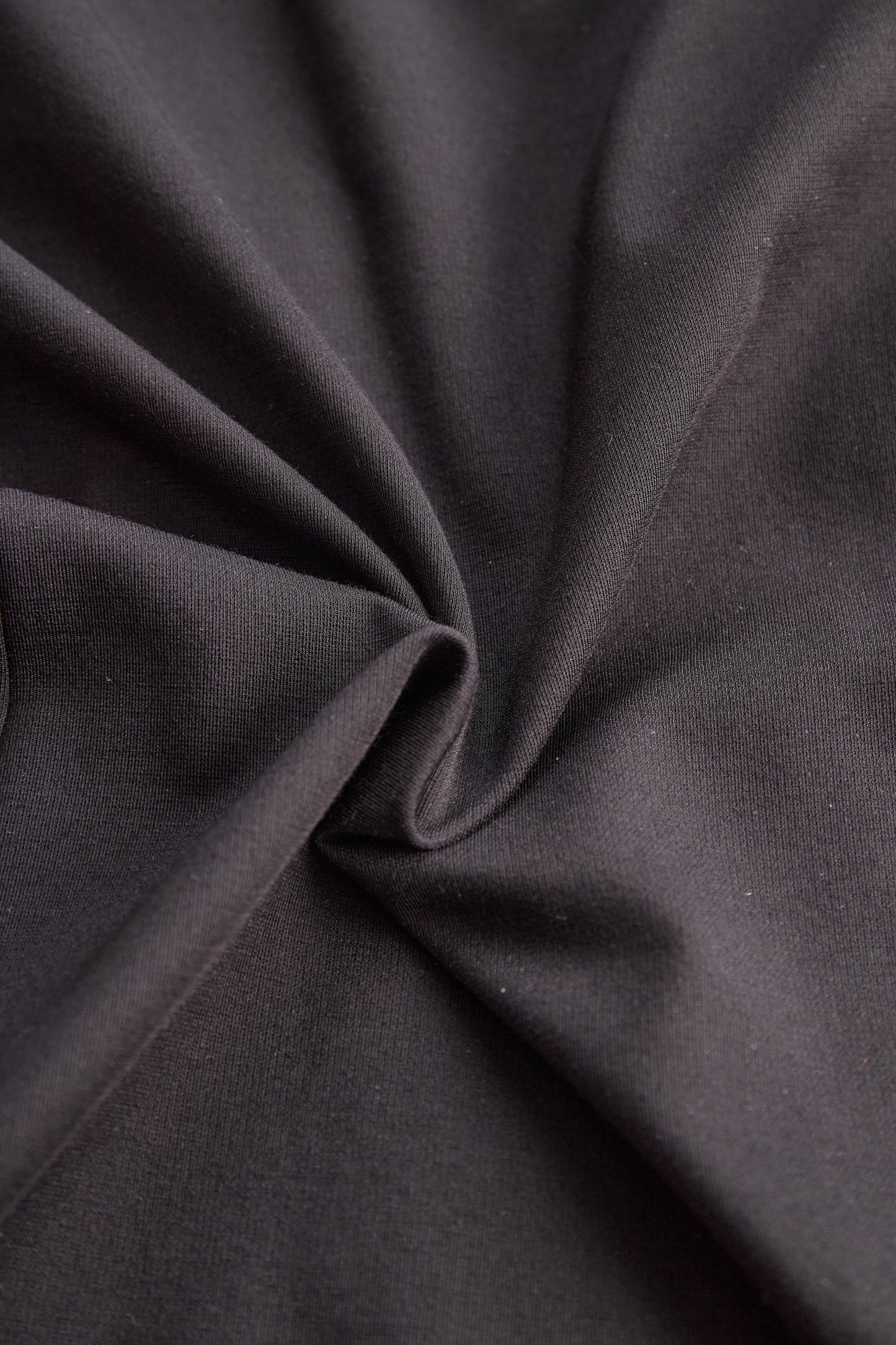 Elegantna enobarvna obleka na eno ramo s prijetnimi kovinskimi detajli 