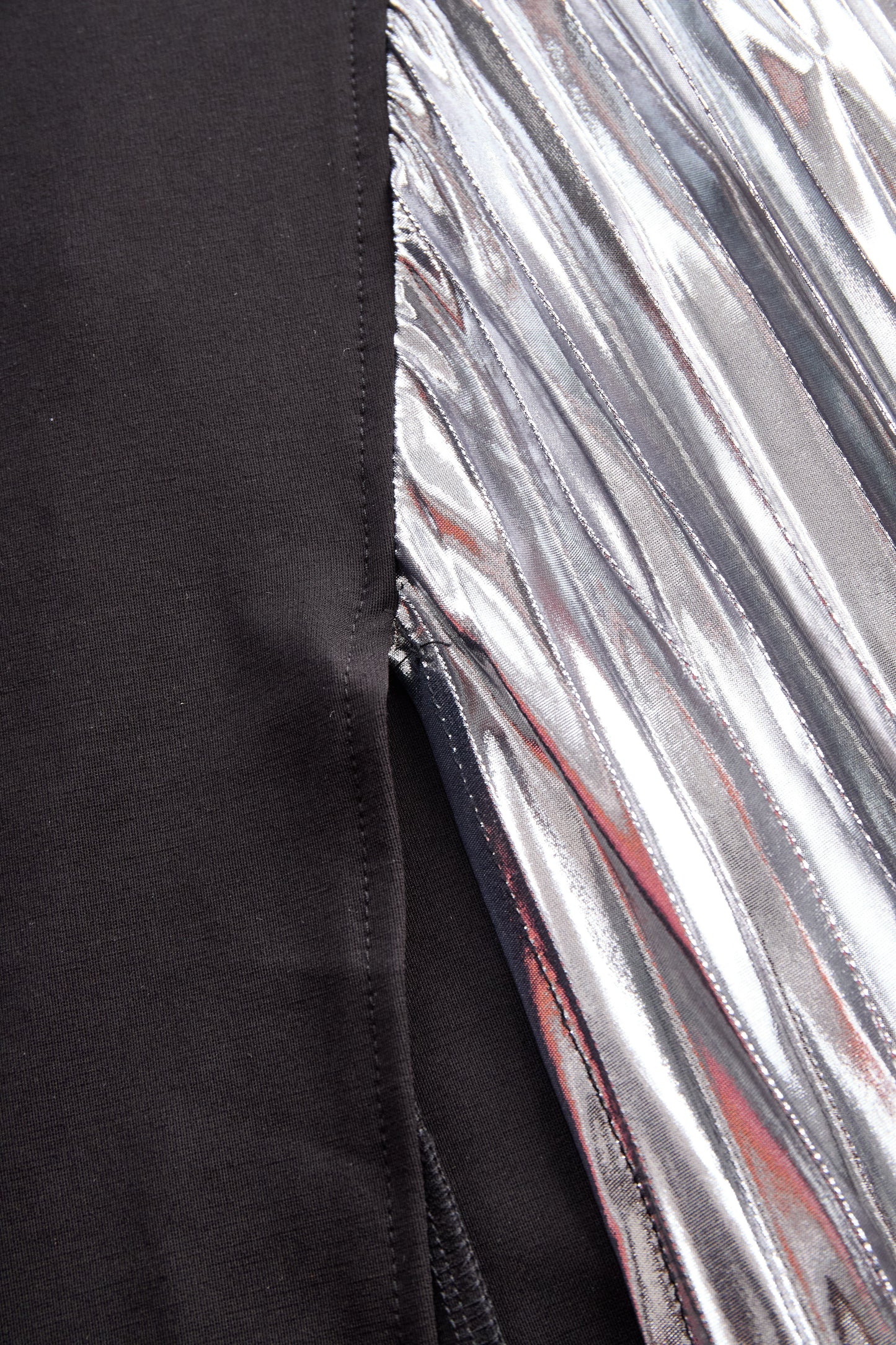 Elegantna enobarvna obleka na eno ramo s prijetnimi kovinskimi detajli 