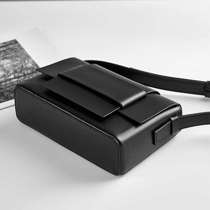 Ženska torba čez ramo iz pravega usnja v minimalističnem slogu.