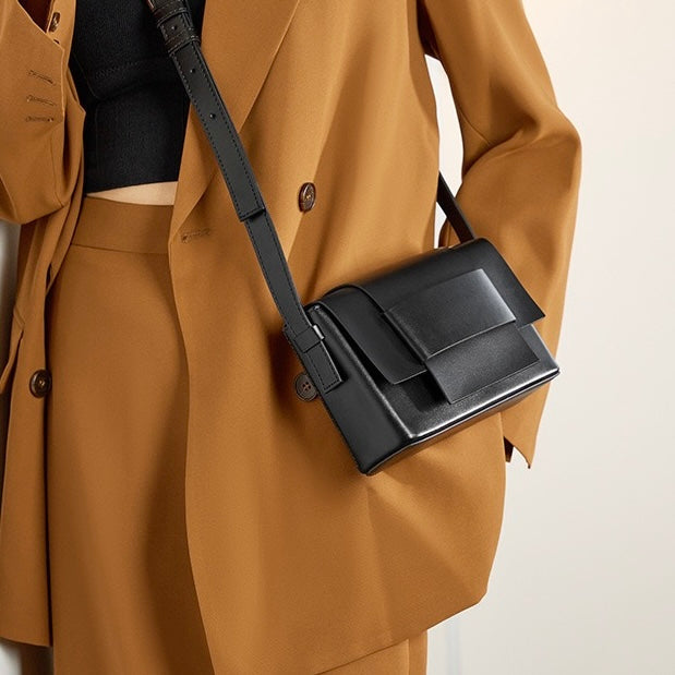 Ženska torba čez ramo iz pravega usnja v minimalističnem slogu.