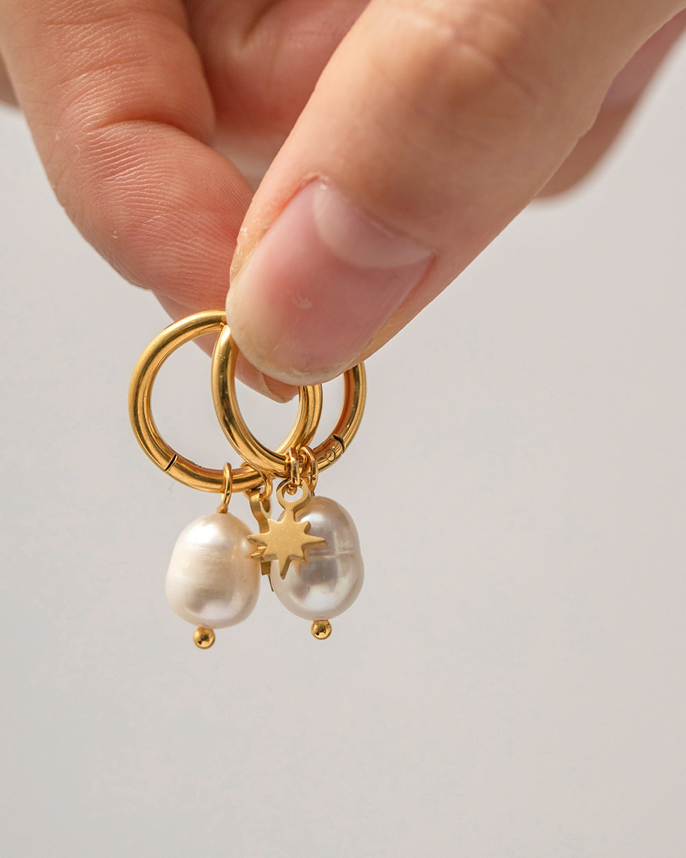 Uhani iz naravnih sladkovodnih biserov z obeski v obliki zvezde