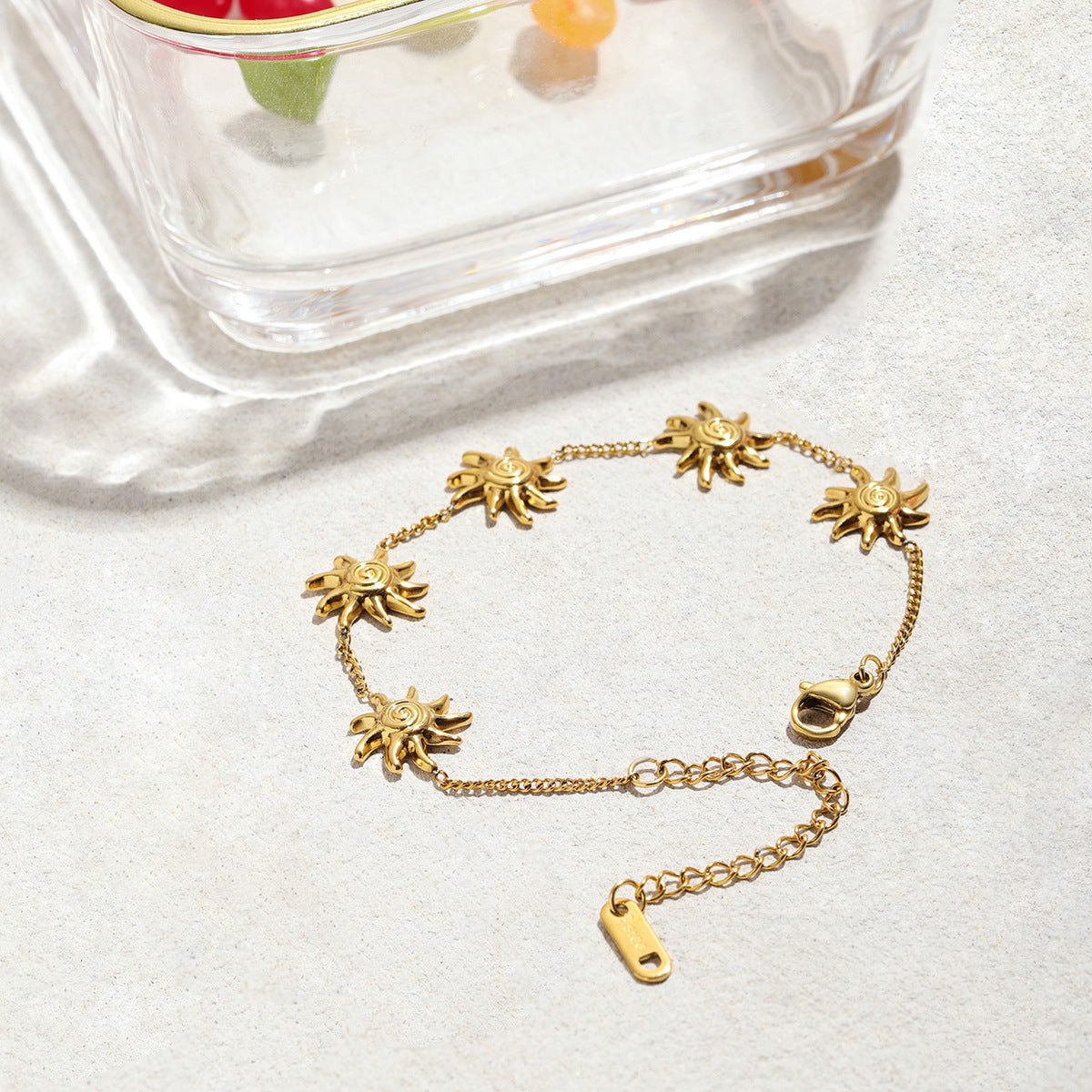 Zapestnica Mrk, Luna in Sonce