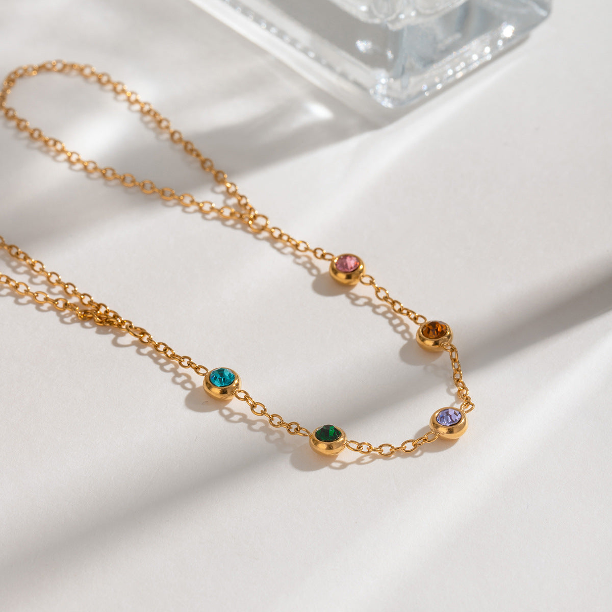 Minimalistična intarzirana zapestnica z barvnimi diamanti