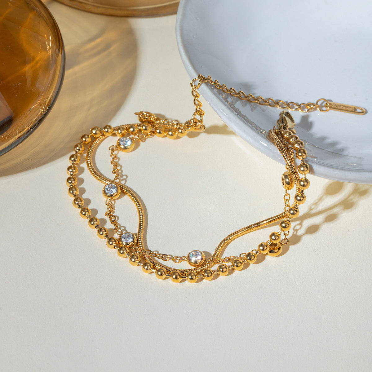 Večplastna zapestnica, okrašena s cirkoni