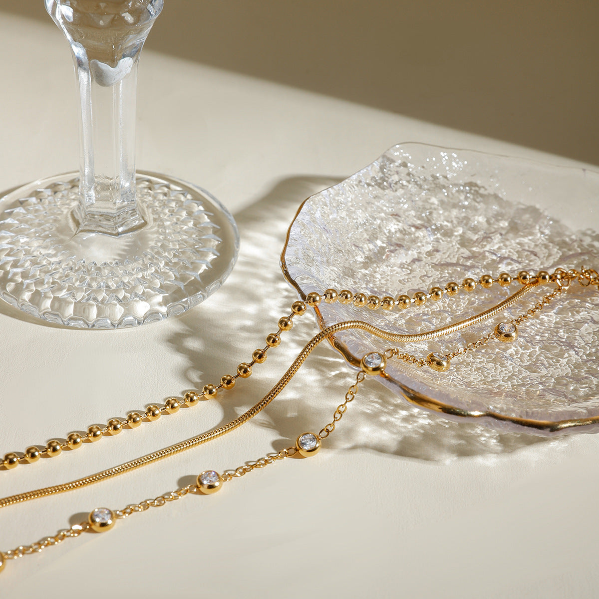 Večplastna zapestnica, okrašena s cirkoni