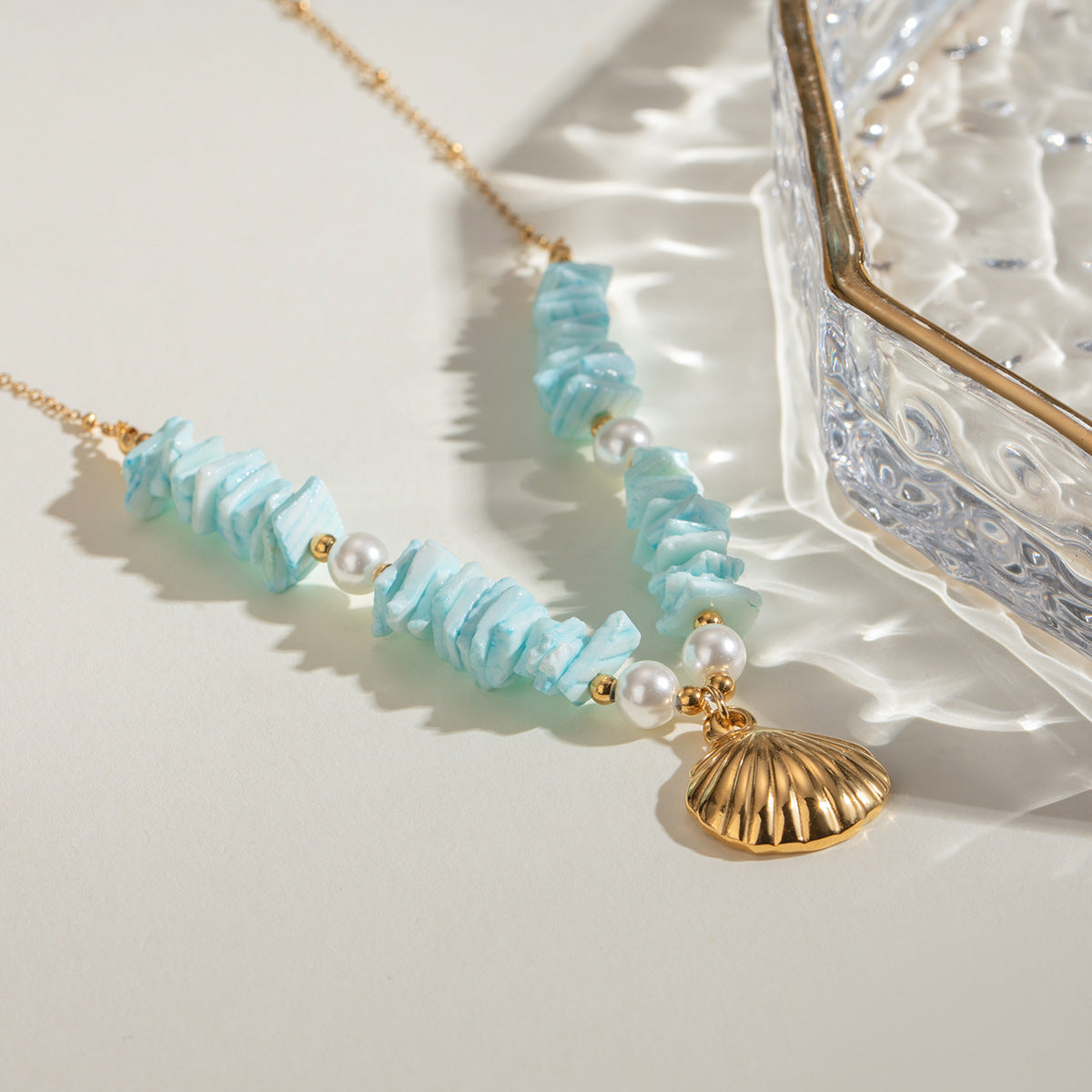 Ogrlica z obeskom iz mint zelenih školjk in biserov