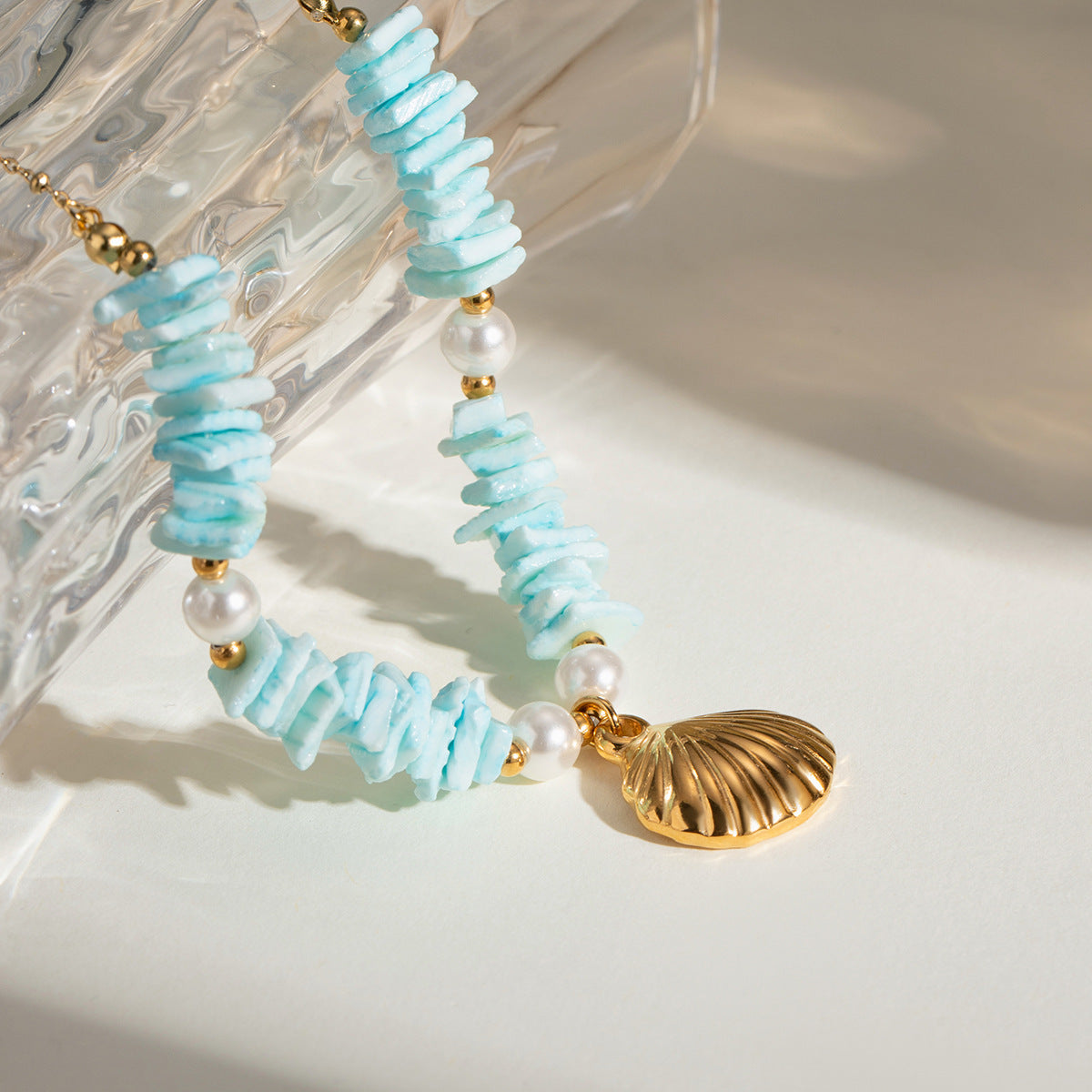 Ogrlica z obeskom iz mint zelenih školjk in biserov