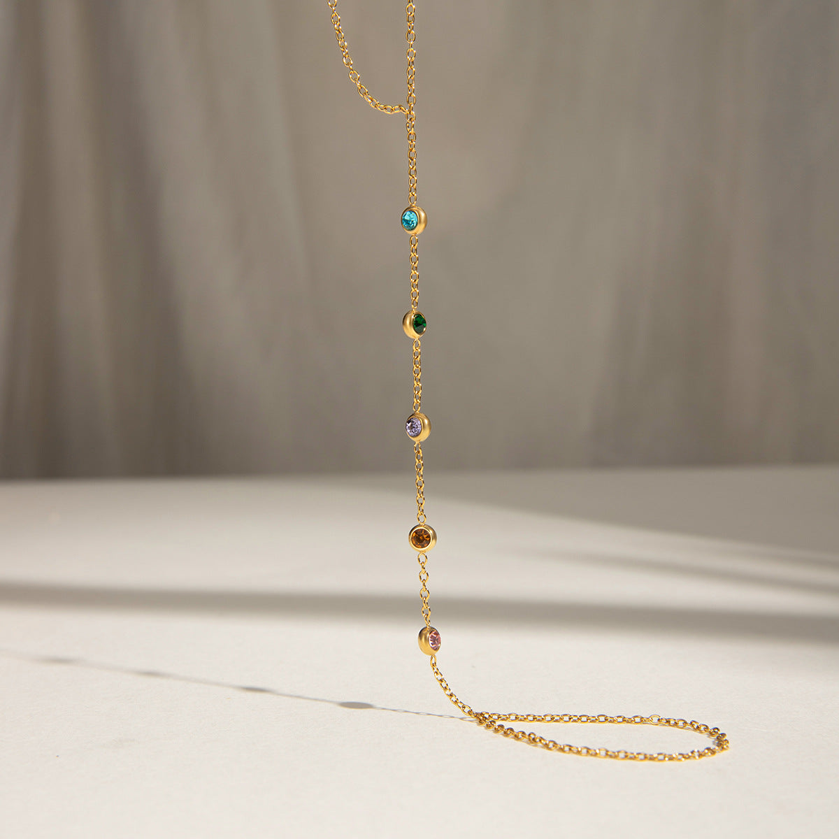 Minimalistična intarzirana zapestnica z barvnimi diamanti