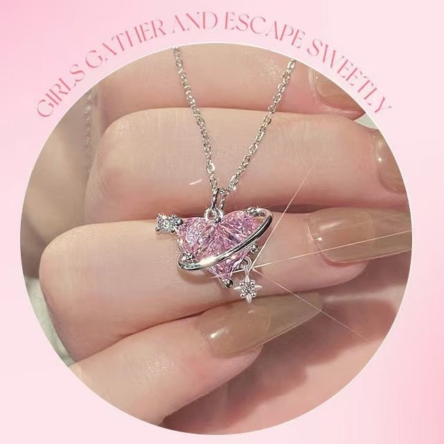 Ogrlica z diamantnim srcem in rožnatim šepetom