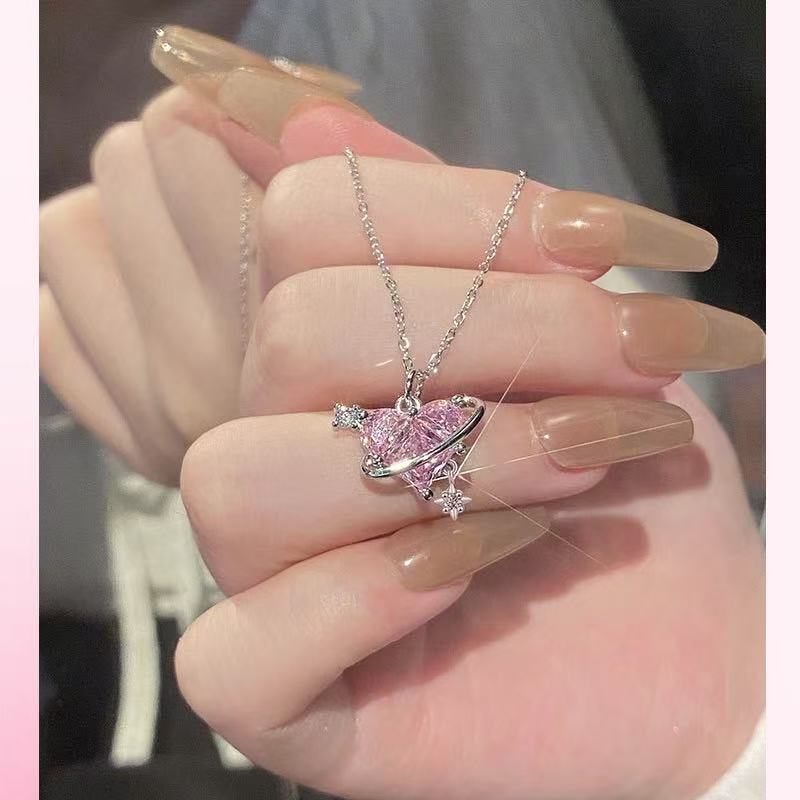 Ogrlica z diamantnim srcem in rožnatim šepetom